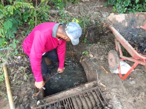 ช่วงบ่าย วันที่ 24 สิงหาคม 2565 กองสาธารณสุขและสิ่งแวดล้อมรื้อบ่อพักน้ำ ซ. บ้านพ่อจรูญ ม.10