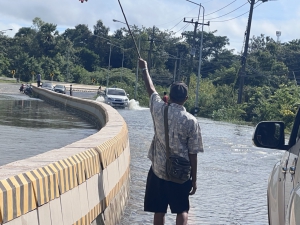 การใช้รถใช้ถนนระมัดระวังกันด้วยนะพี่น้อง น้ำยังขึ้นอย่างต่อเนื่อง ถนนนาห้วยแคน